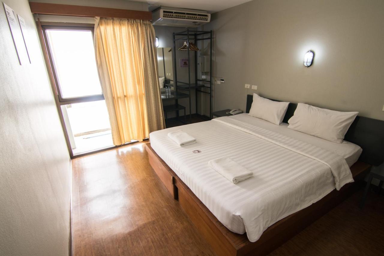 Mad Monkey Hostel Бангкок Экстерьер фото